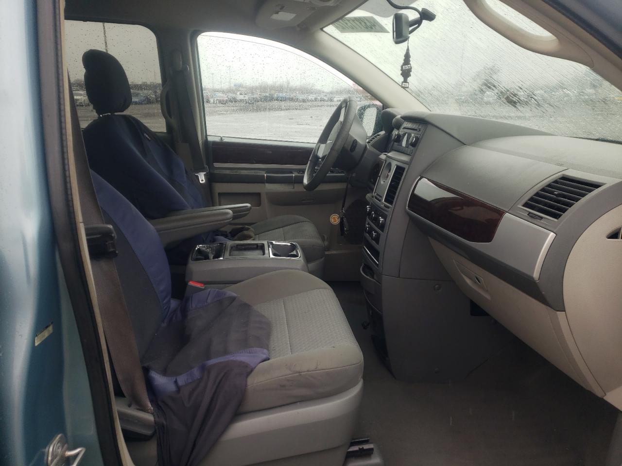Photo 5 from auction – 2010 CHRYSLER TOWN & COU with VIN 2A4RR5DX2AR278000