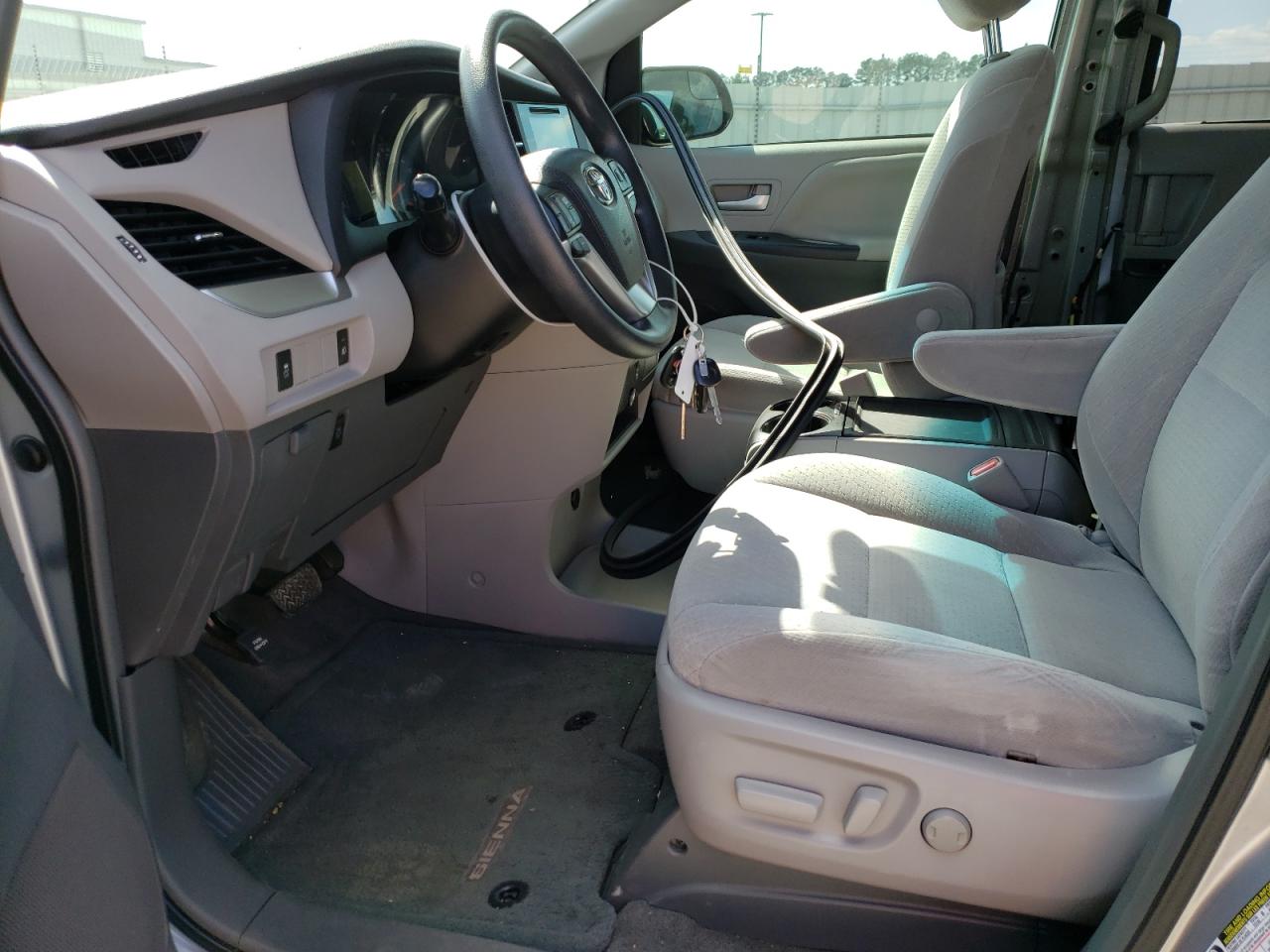 Photo 5 from auction – 2015 TOYOTA SIENNA LE with VIN 5TDKK3DC5FS564953