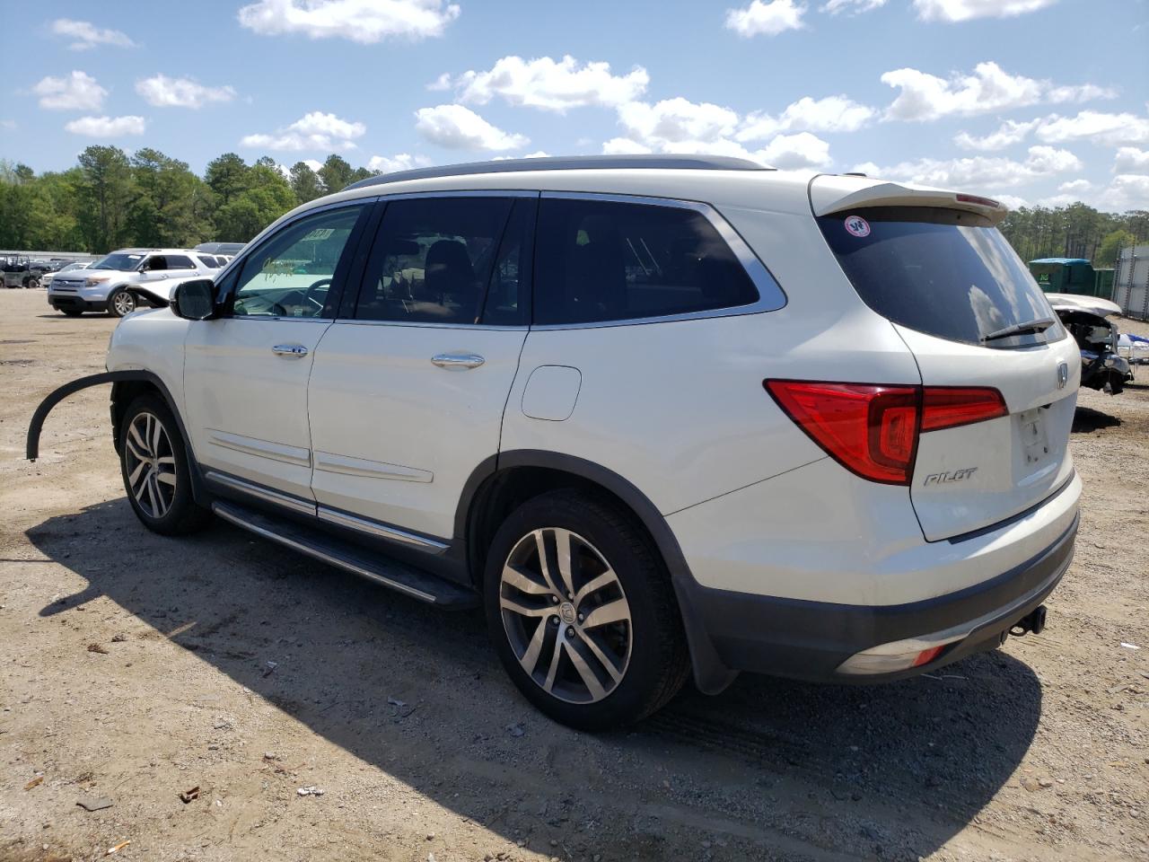 Photo 3 from auction – 2016 HONDA PILOT ELIT with VIN 5FNYF6H01GB116327