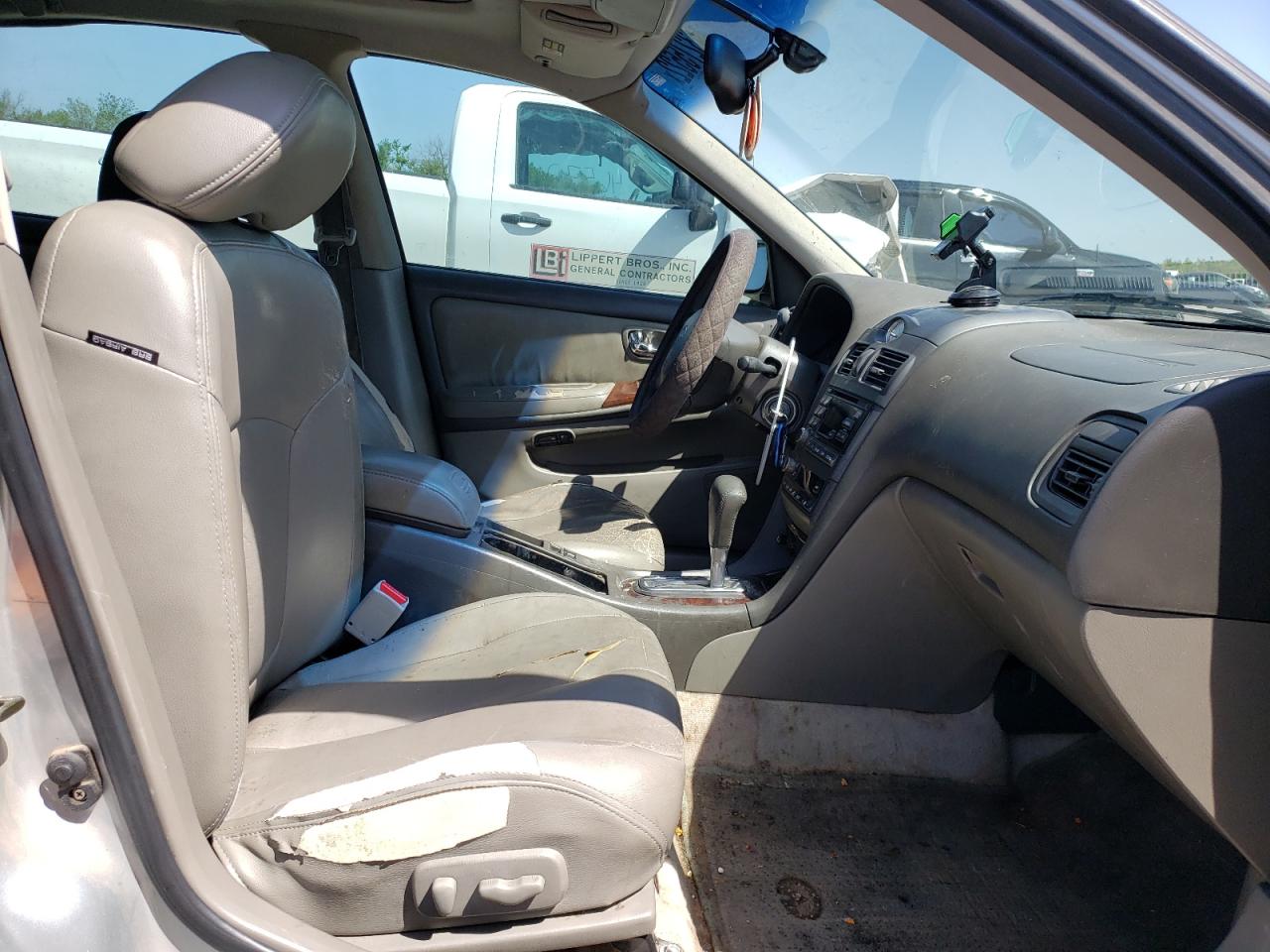 Photo 5 from auction – 2001 INFINITI I30 with VIN JNKCA31A41T022892