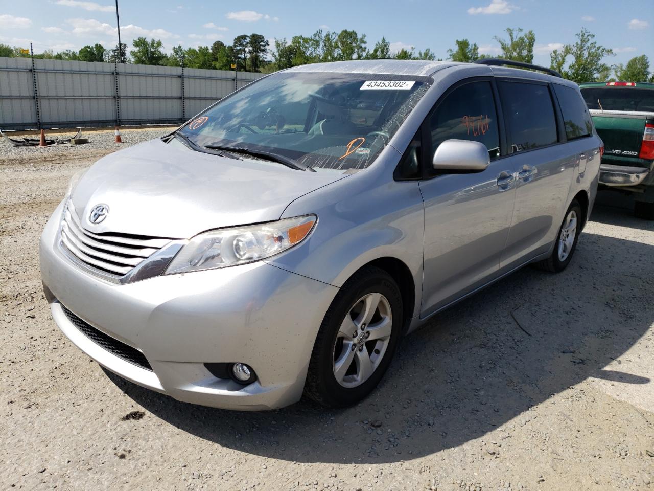 Photo 2 from auction – 2015 TOYOTA SIENNA LE with VIN 5TDKK3DC5FS564953