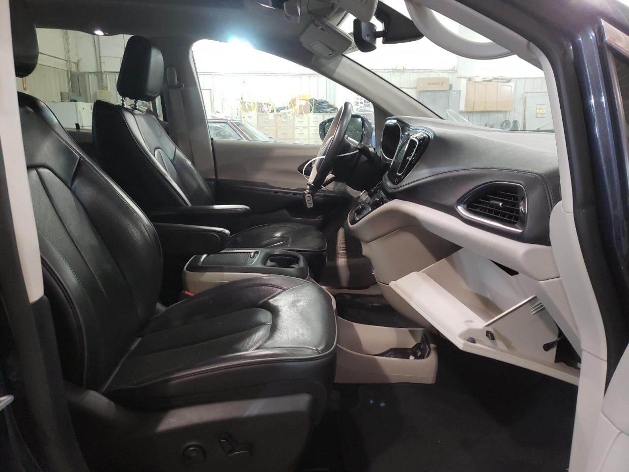 Photo 5 from auction – 2020 CHRYSLER PACIFICA L with VIN 2C4RC1GG7LR272434