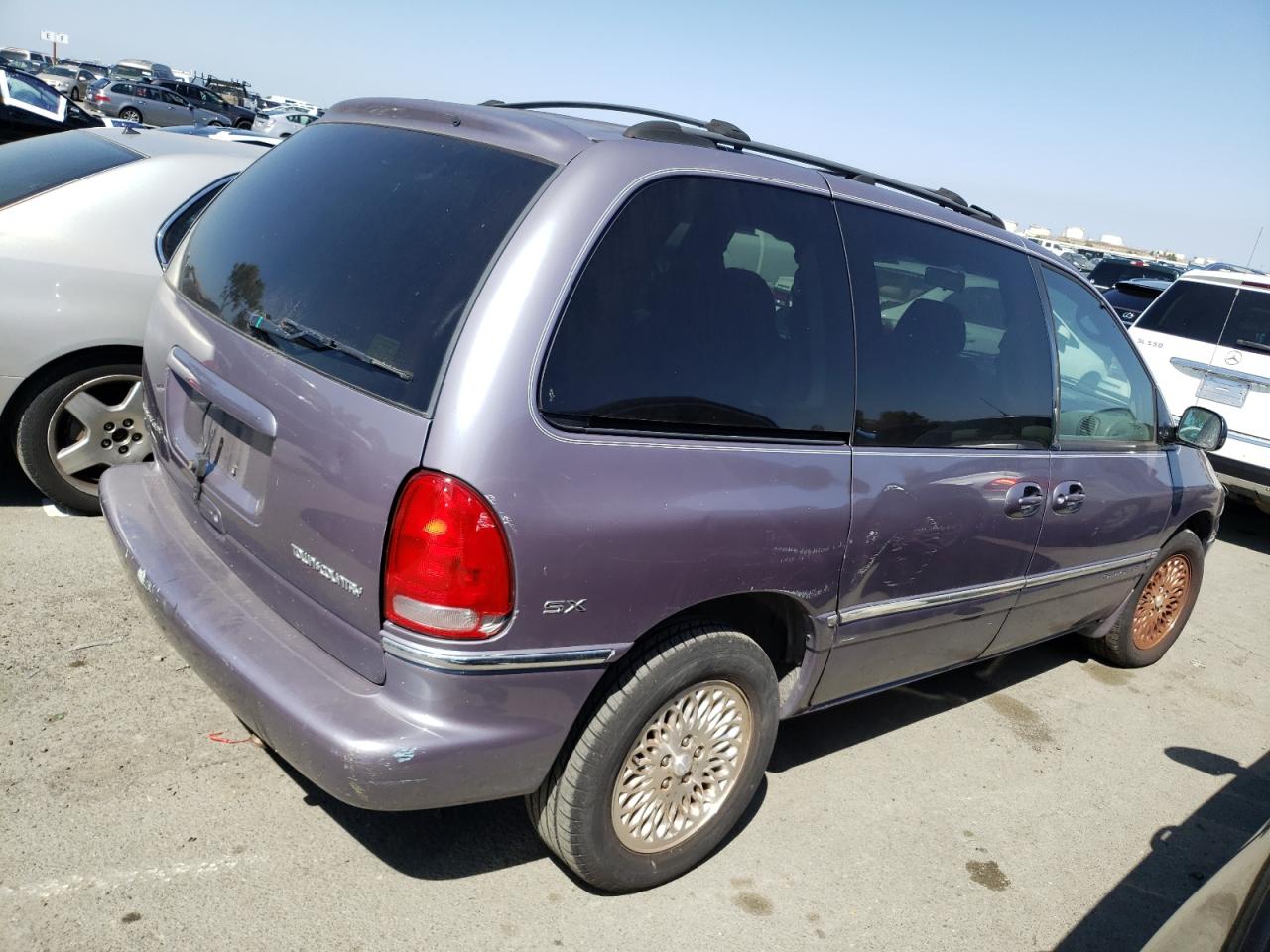 Photo 4 from auction – 1997 CHRYSLER TOWN & COU with VIN 1C4GP55R3VB363760