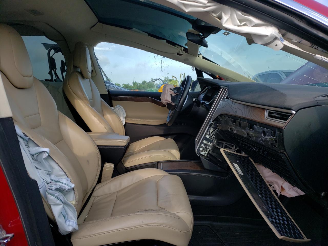 Photo 5 from auction – 2017 TESLA MODEL X with VIN 5YJXCDE2XHF040218