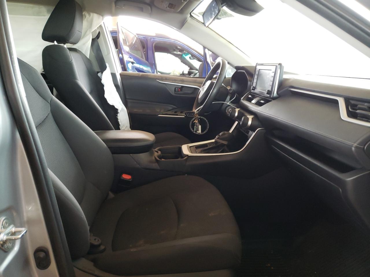 Photo 5 from auction – 2019 TOYOTA RAV4 LE with VIN 2T3H1RFV5KW031797