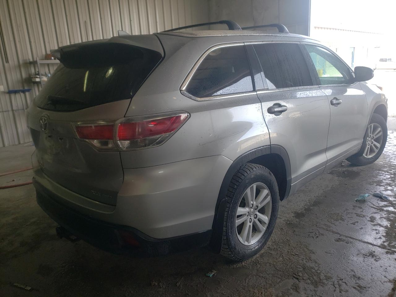 Photo 4 from auction – 2015 TOYOTA HIGHLANDER with VIN 5TDJKRFH1FS082231