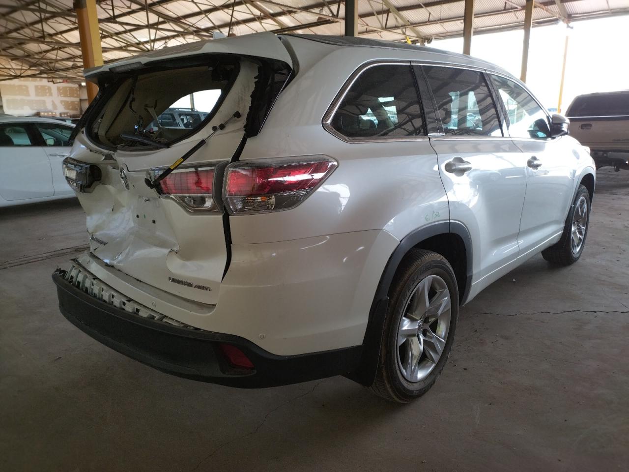 Photo 4 from auction – 2015 TOYOTA HIGHLANDER with VIN 5TDDKRFH6FS223064