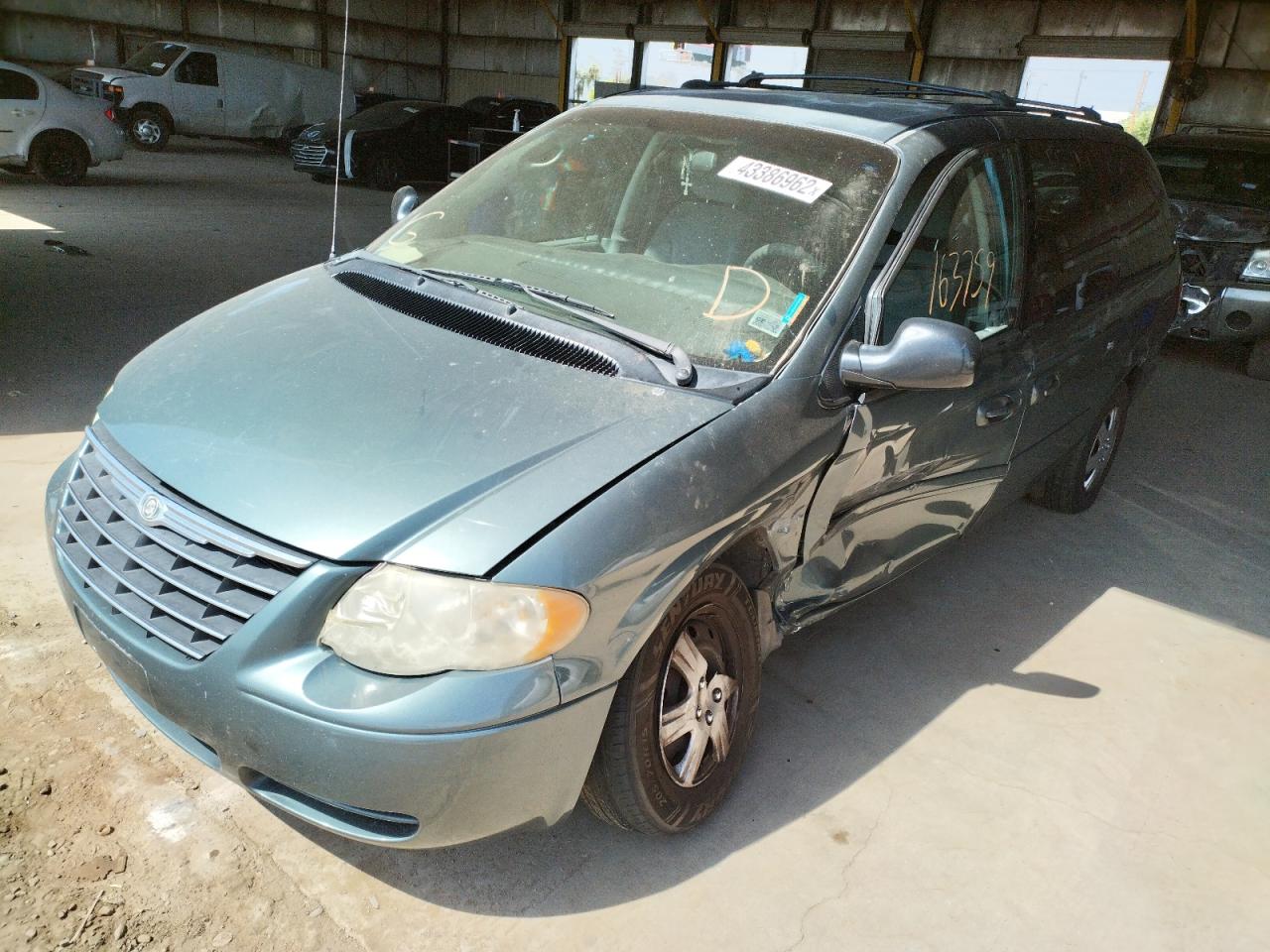 Photo 2 from auction – 2006 CHRYSLER TOWN & COU with VIN 2A4GP44R06R689606