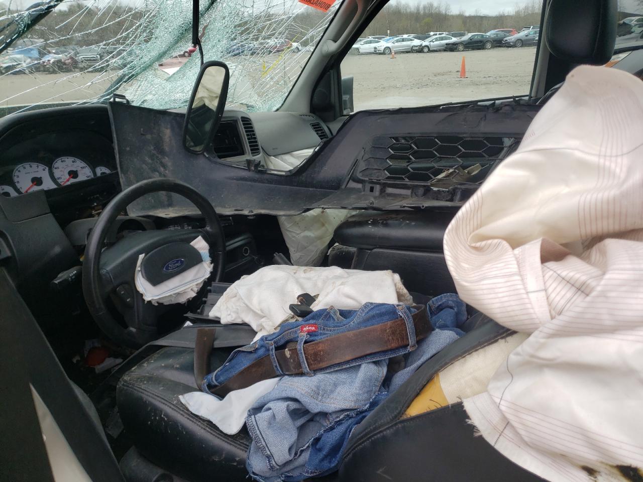 Photo 5 from auction – 2003 FORD ESCAPE LIM with VIN 1FMCU94183KC26543