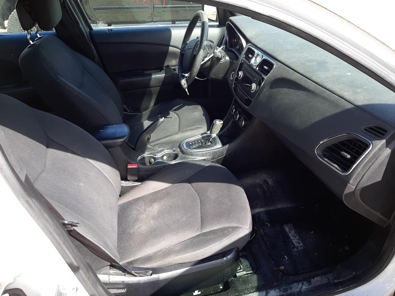 Photo 5 from auction – 2014 CHRYSLER 200 LX with VIN 1C3CCBABXEN143262