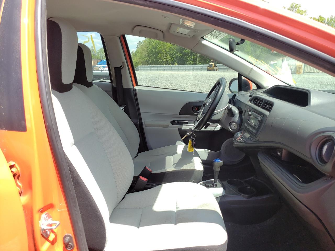 Photo 5 from auction – 2013 TOYOTA PRIUS C with VIN JTDKDTB38D1051297