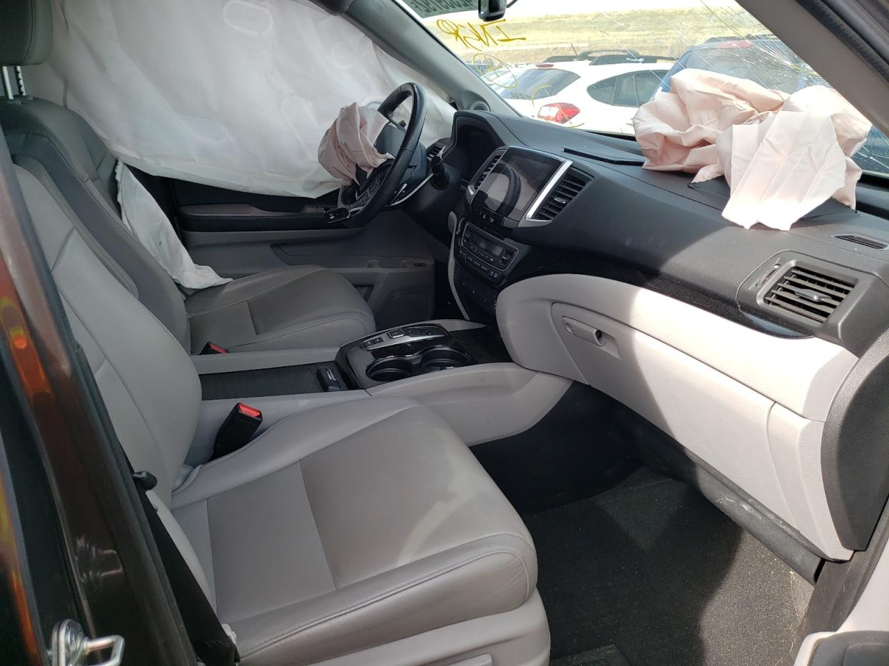 Photo 5 from auction – 2017 HONDA PILOT TOUR with VIN 5FNYF6H92HB012316