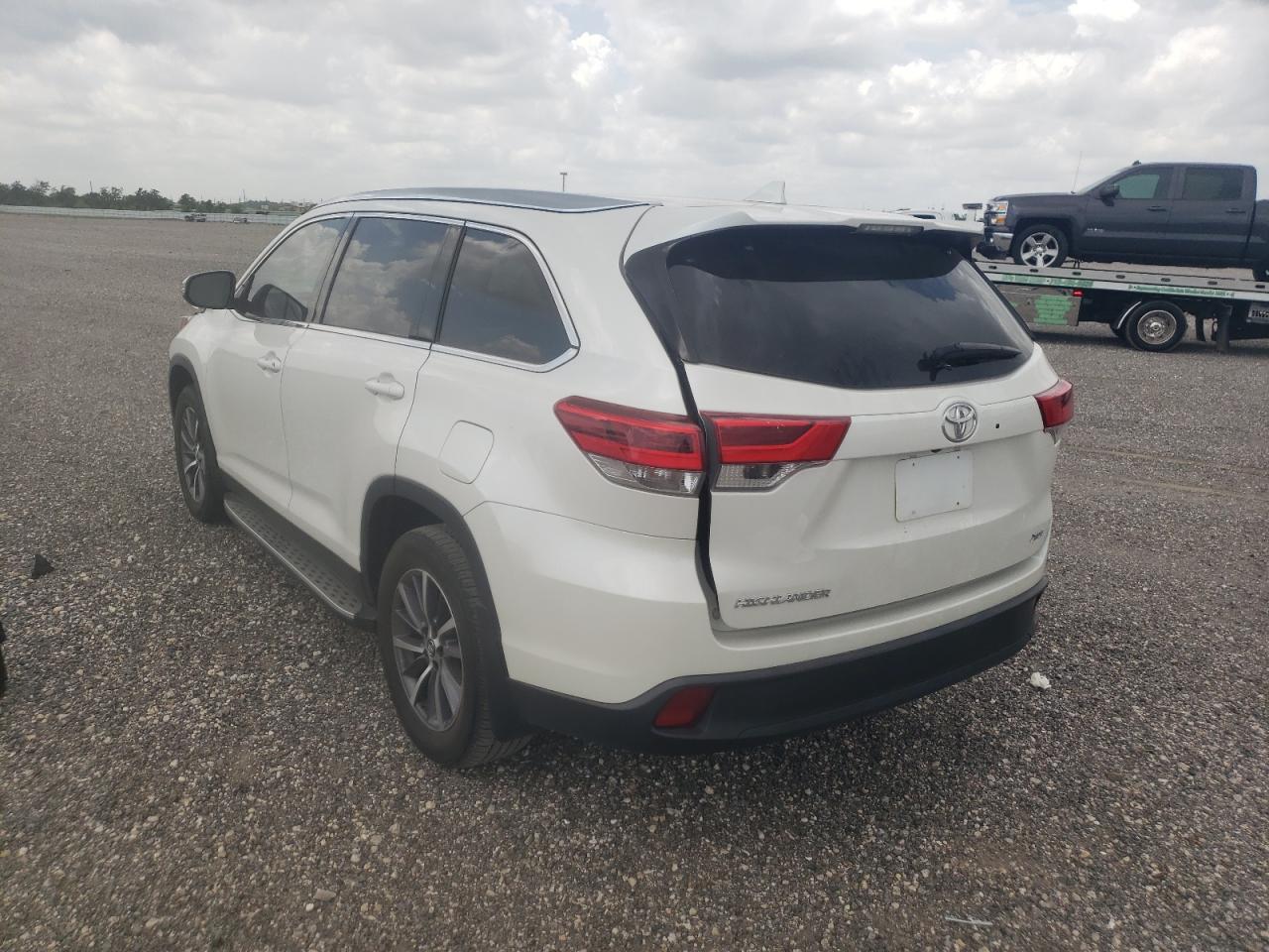 Photo 3 from auction – 2019 TOYOTA HIGHLANDER with VIN 5TDKZRFH0KS565705