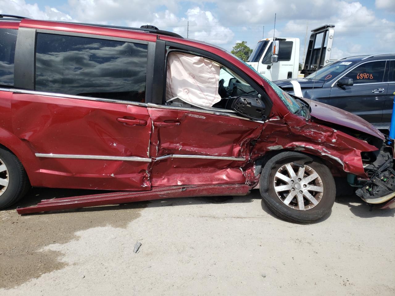 Photo 9 from auction – 2010 CHRYSLER TOWN & COU with VIN 2A4RR8D19AR320806