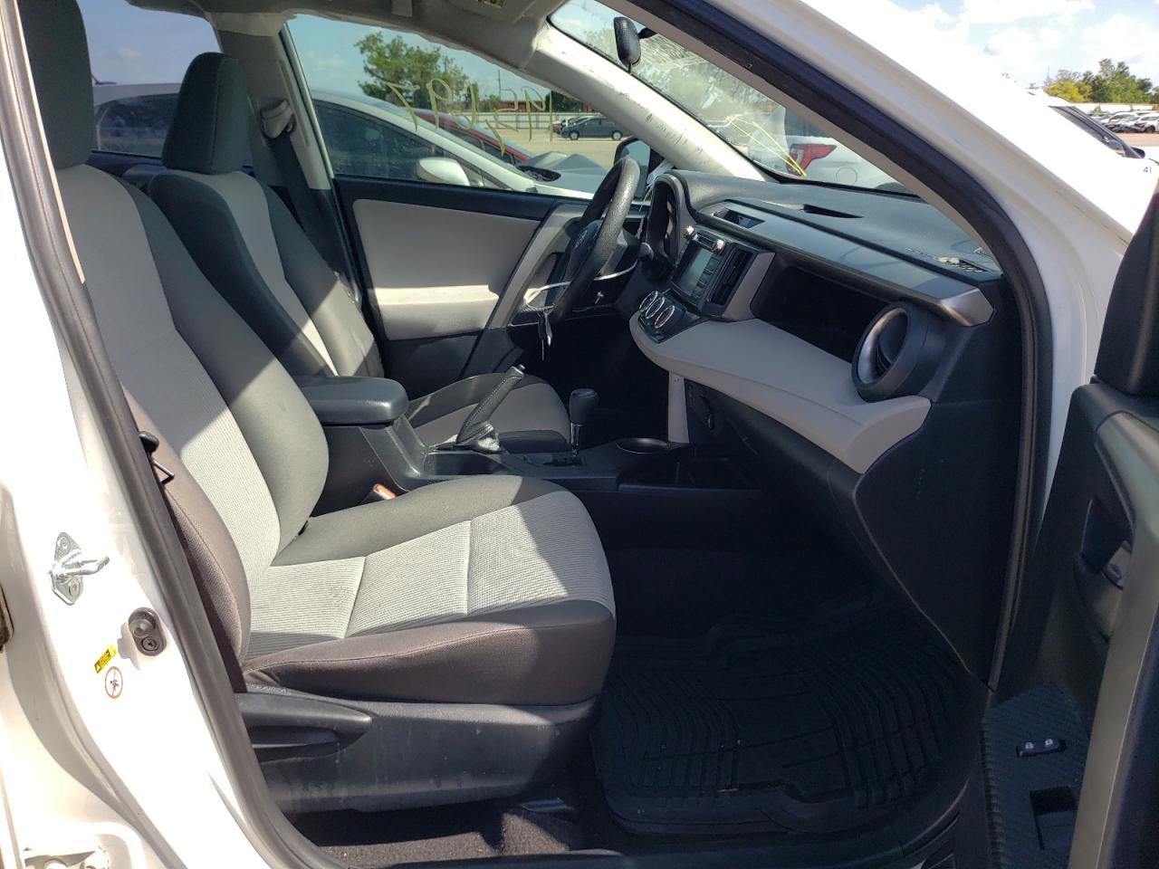 Photo 5 from auction – 2015 TOYOTA RAV4 LE with VIN JTMZFREV5FD054927