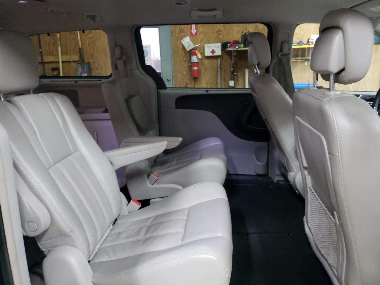 Photo 6 from auction – 2011 CHRYSLER TOWN & COU with VIN 2A4RR8DG0BR655507