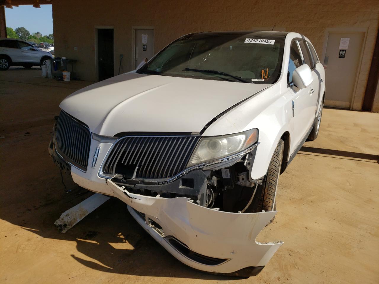 Photo 2 from auction – 2014 LINCOLN MKT with VIN 2LMHJ5AT3EBL52694