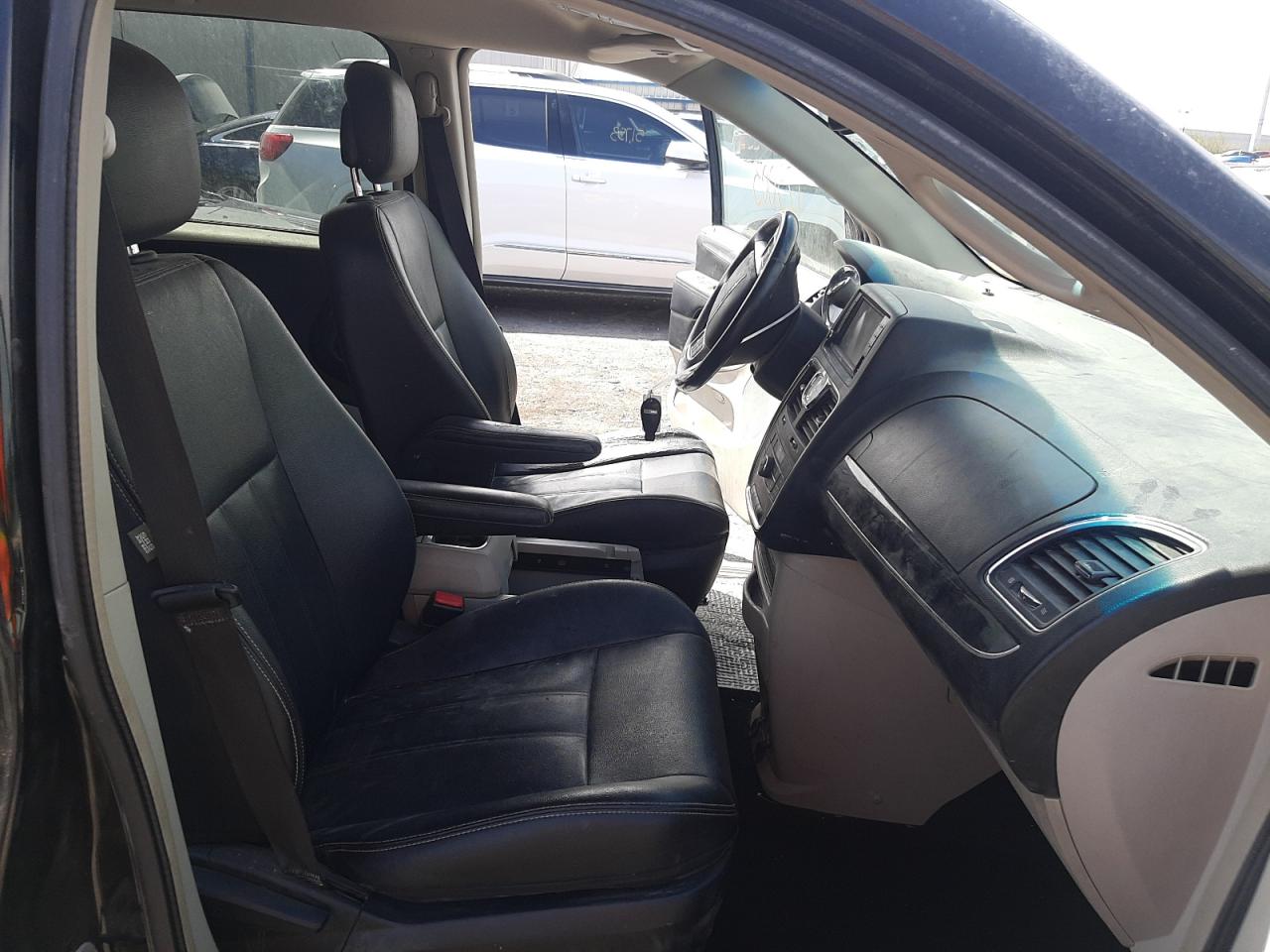 Photo 5 from auction – 2014 CHRYSLER TOWN & COU with VIN 2C4RC1BG9ER447745