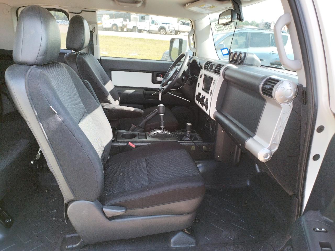 Photo 5 from auction – 2012 TOYOTA FJ CRUISER with VIN JTEBU4BF3CK148461