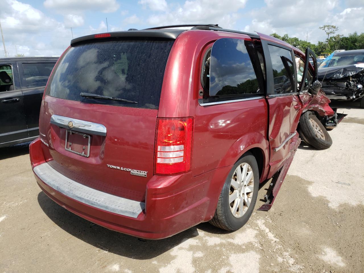 Photo 4 from auction – 2010 CHRYSLER TOWN & COU with VIN 2A4RR8D19AR320806