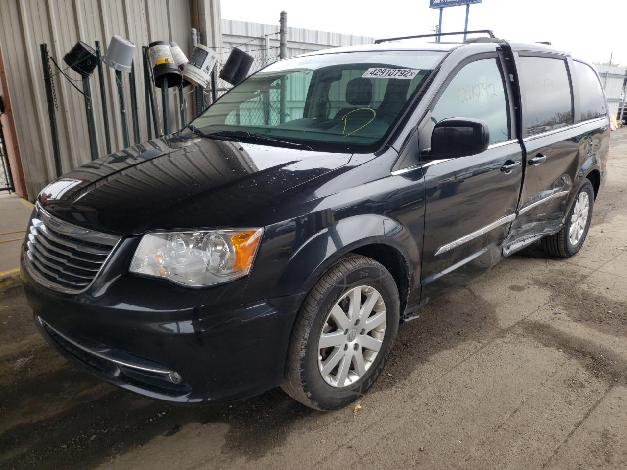 Photo 2 from auction – 2016 CHRYSLER TOWN & COU with VIN 2C4RC1BG2GR292488