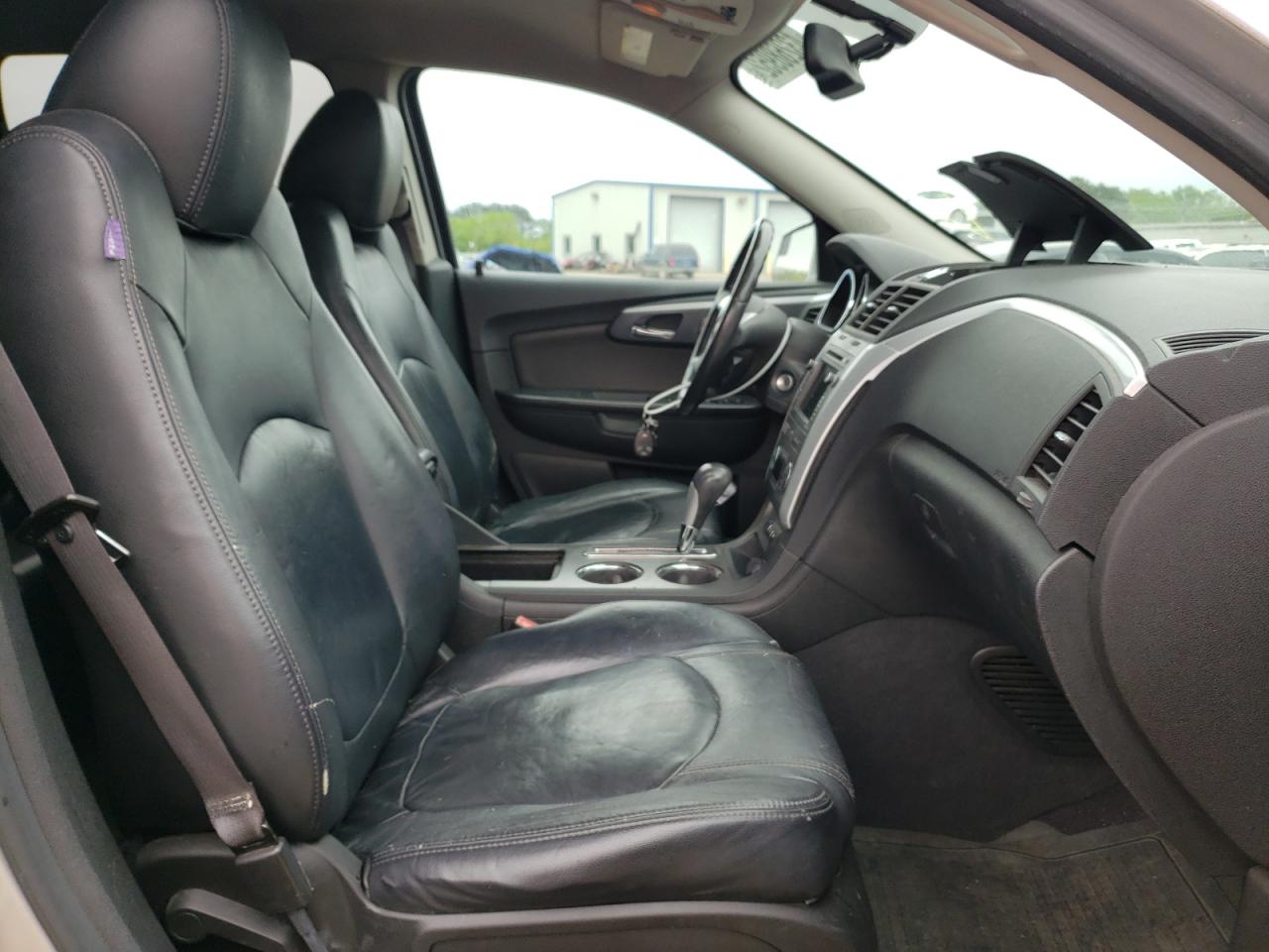 Photo 5 from auction – 2010 CHEVROLET TRAVERSE L with VIN 1GNLRFED3AS141448