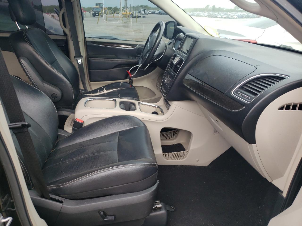 Photo 5 from auction – 2012 CHRYSLER TOWN & COU with VIN 2C4RC1CG7CR287537