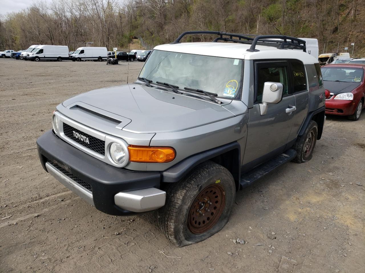 Photo 2 from auction – 2011 TOYOTA FJ CRUISER with VIN JTEBU4BF3BK108220