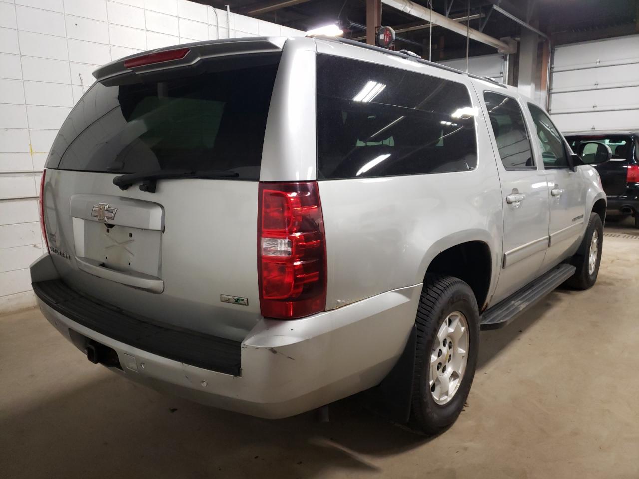Photo 4 from auction – 2011 CHEVROLET SUBURBAN K with VIN 1GNSKHE37BR103653