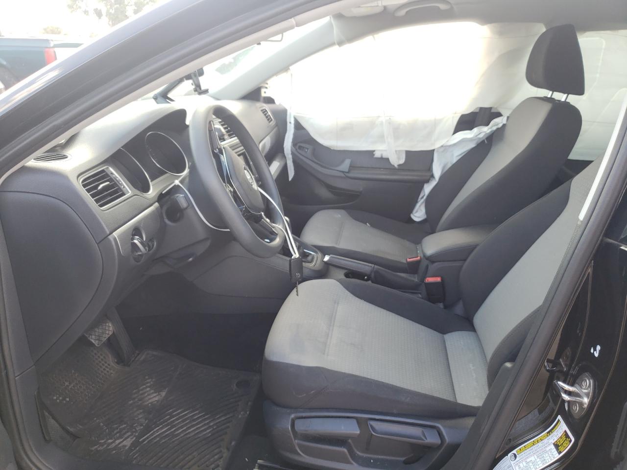 Photo 5 from auction – 2017 VOLKSWAGEN JETTA S with VIN 3VW2B7AJ3HM339506