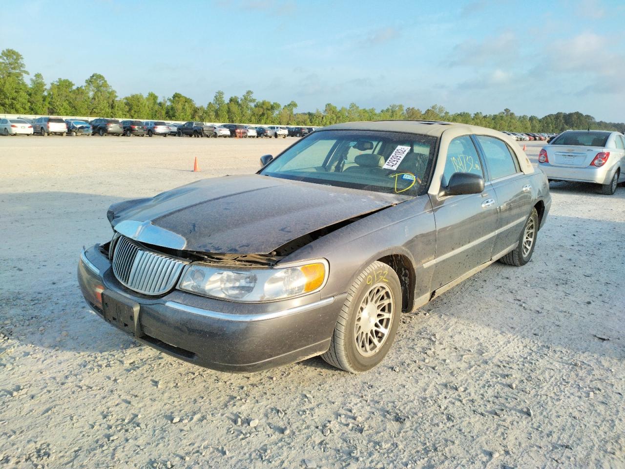 Photo 2 from auction – 2001 LINCOLN TOWNCAR with VIN 1LNHM82W41Y700786