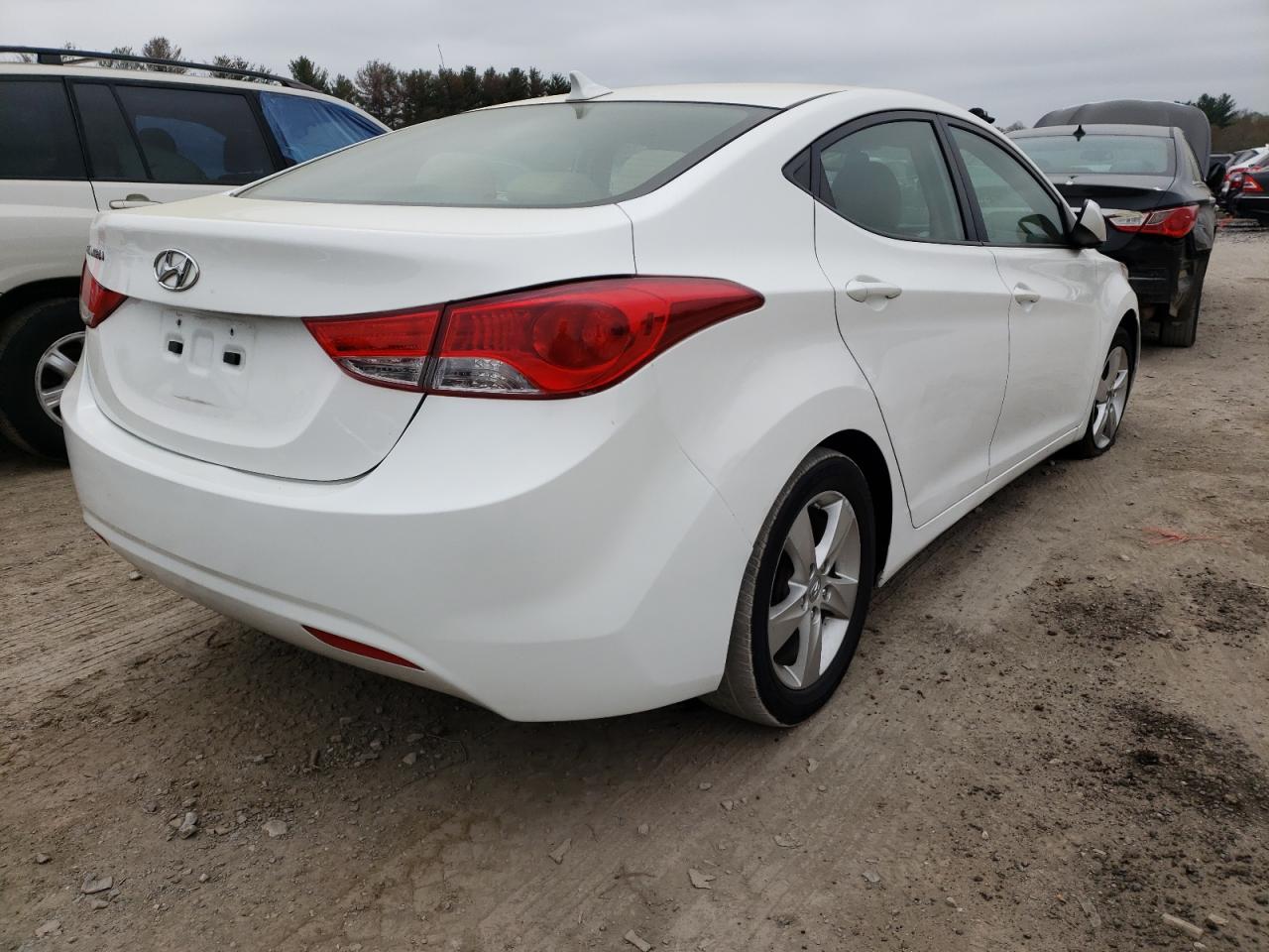 Photo 4 from auction – 2012 HYUNDAI ELANTRA GL with VIN 5NPDH4AE7CH122244