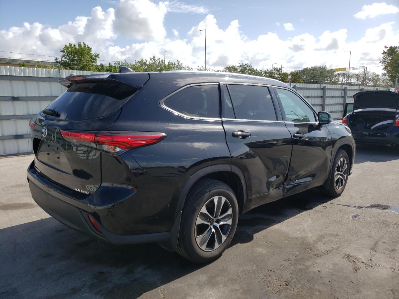 Photo 4 from auction – 2020 TOYOTA HIGHLANDER with VIN 5TDGZRBH6LS508180