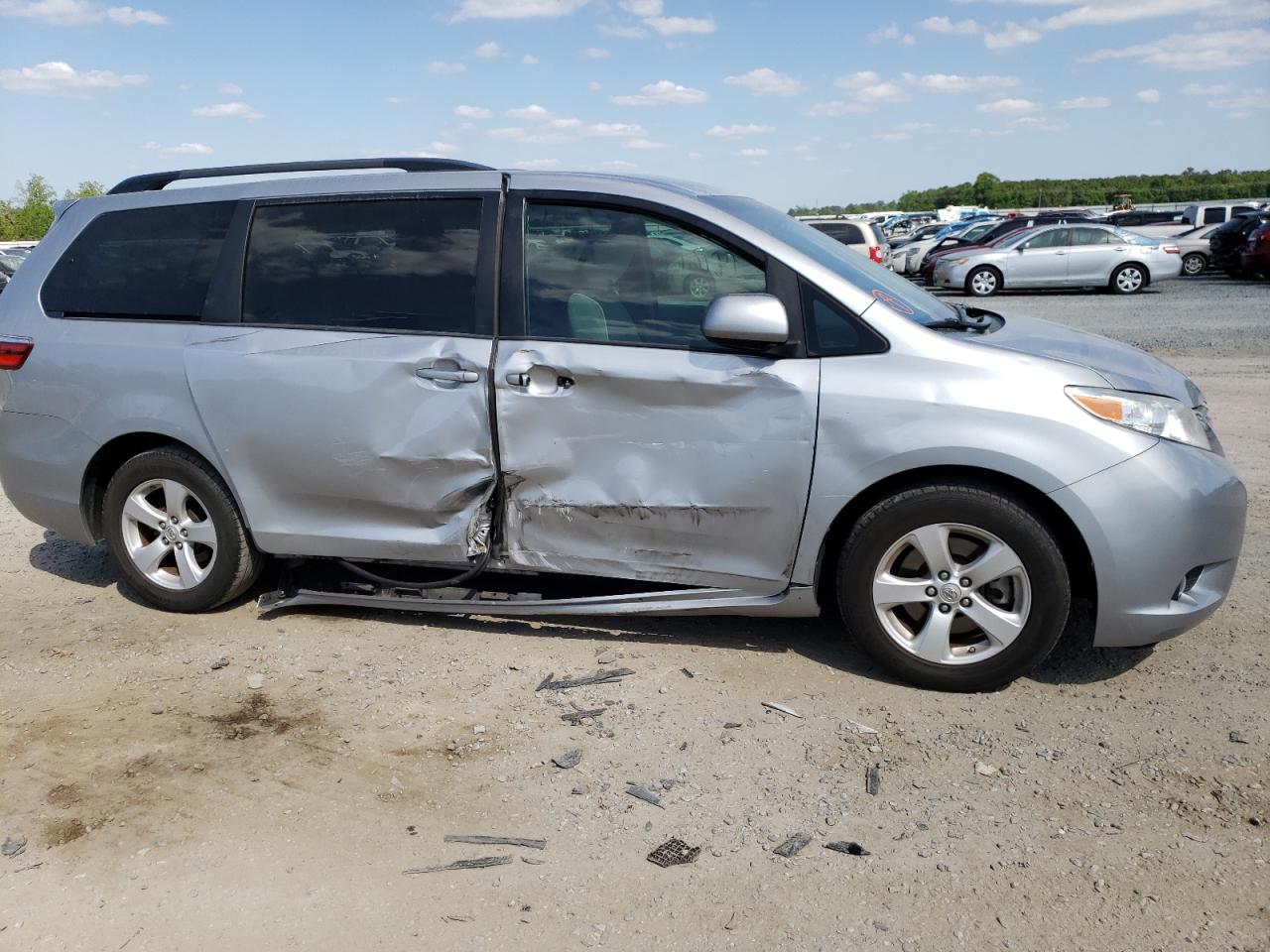 Photo 9 from auction – 2015 TOYOTA SIENNA LE with VIN 5TDKK3DC5FS564953