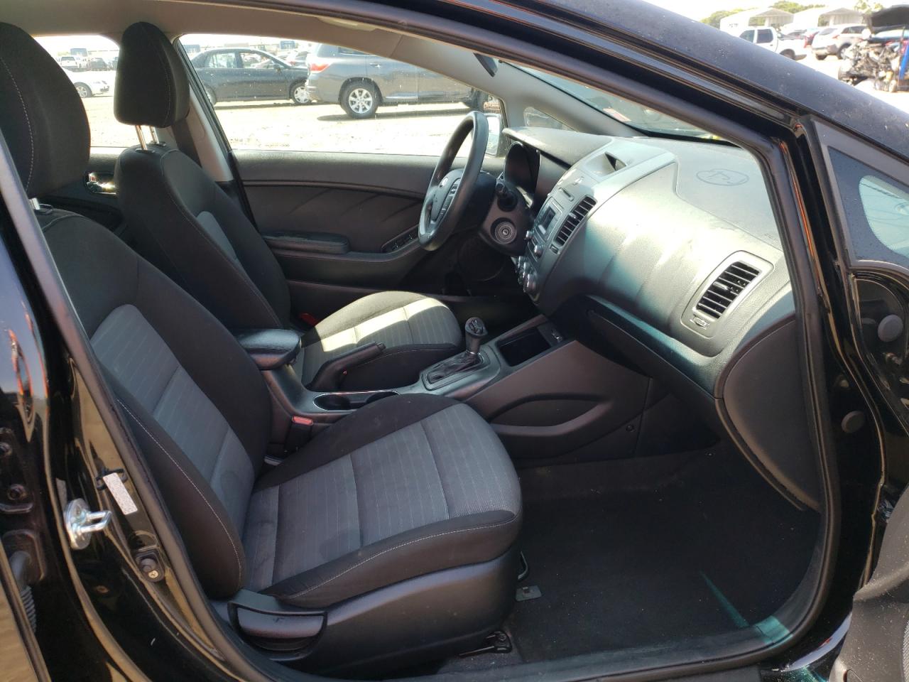 Photo 5 from auction – 2016 KIA FORTE LX with VIN KNAFK5A83G5547019