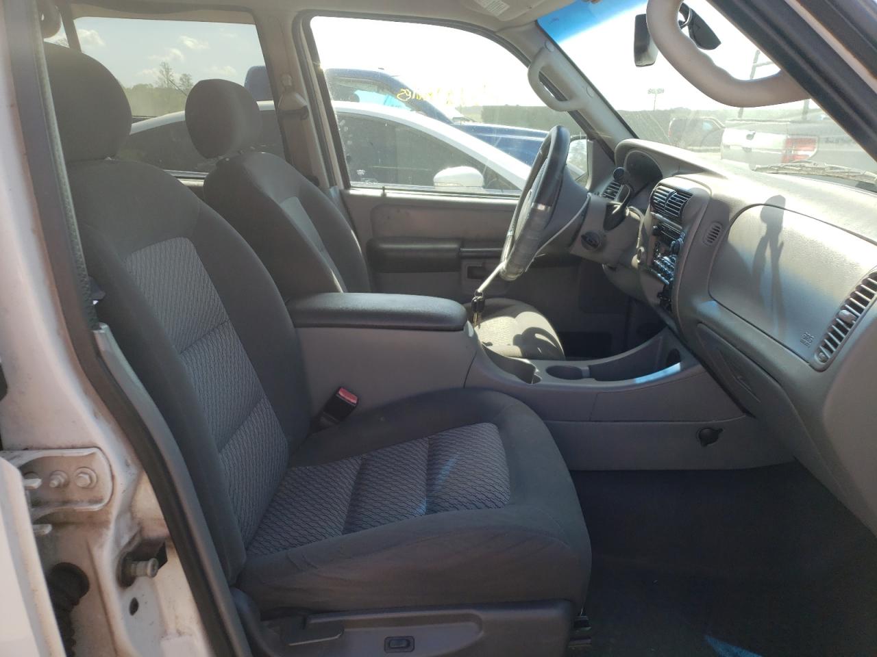 Photo 5 from auction – 2003 FORD EXPLORER S with VIN 1FMZU67E93UB57728