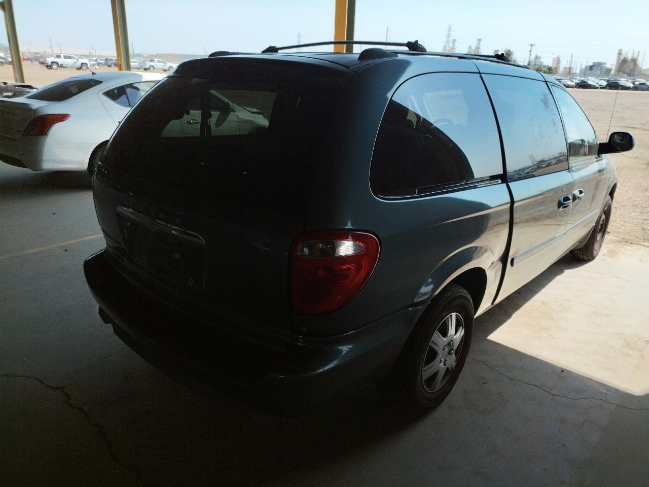 Photo 4 from auction – 2006 CHRYSLER TOWN & COU with VIN 2A4GP44R06R689606