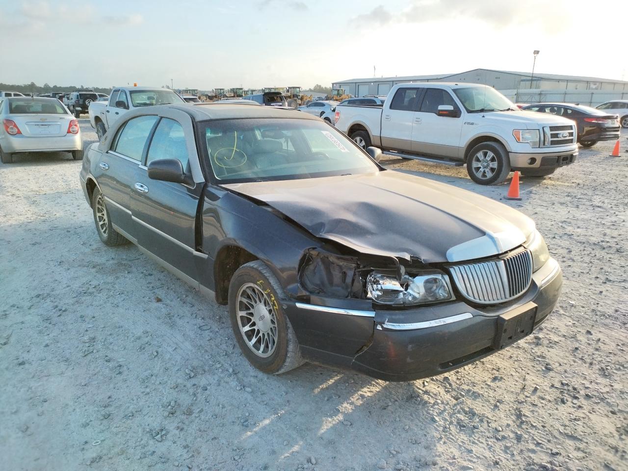 LINCOLN TOWNCAR 2001 with VIN 1LNHM82W41Y700786 - Photo from auction