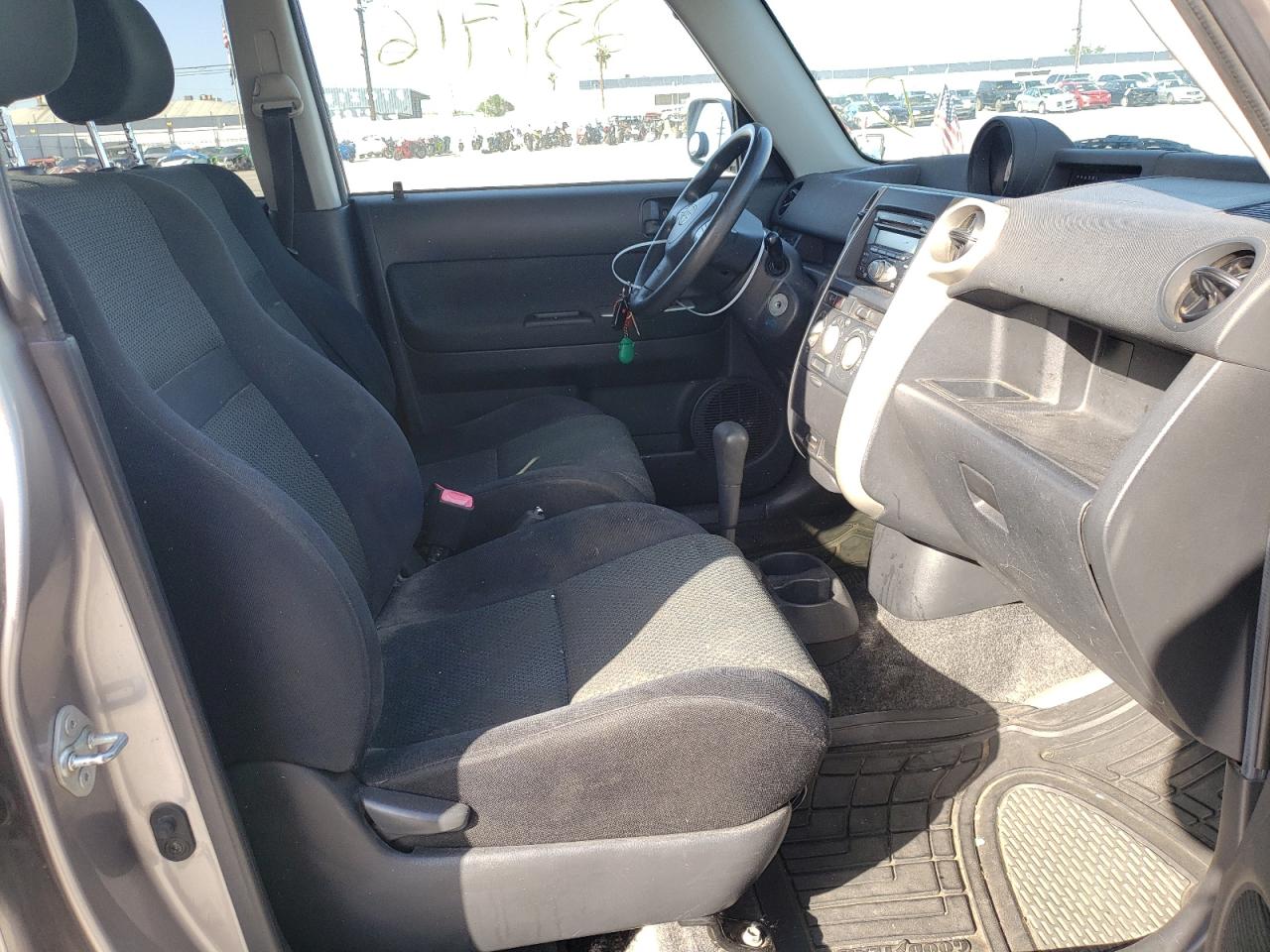 Photo 5 from auction – 2006 TOYOTA SCION with VIN JTLKT324764100605