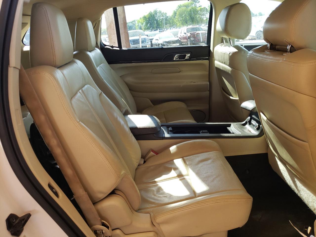 Photo 6 from auction – 2014 LINCOLN MKT with VIN 2LMHJ5AT3EBL52694
