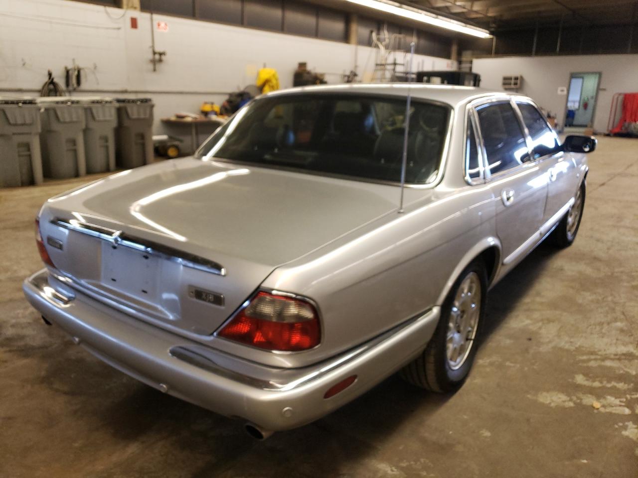 Photo 4 from auction – 2001 JAGUAR XJ8 with VIN SAJDA14C31LF39211