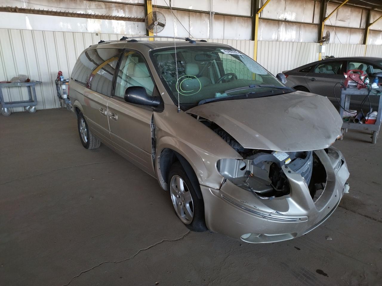 CHRYSLER TOWN & COU 2005 with VIN 2C8GP64L65R430385 - Photo from auction