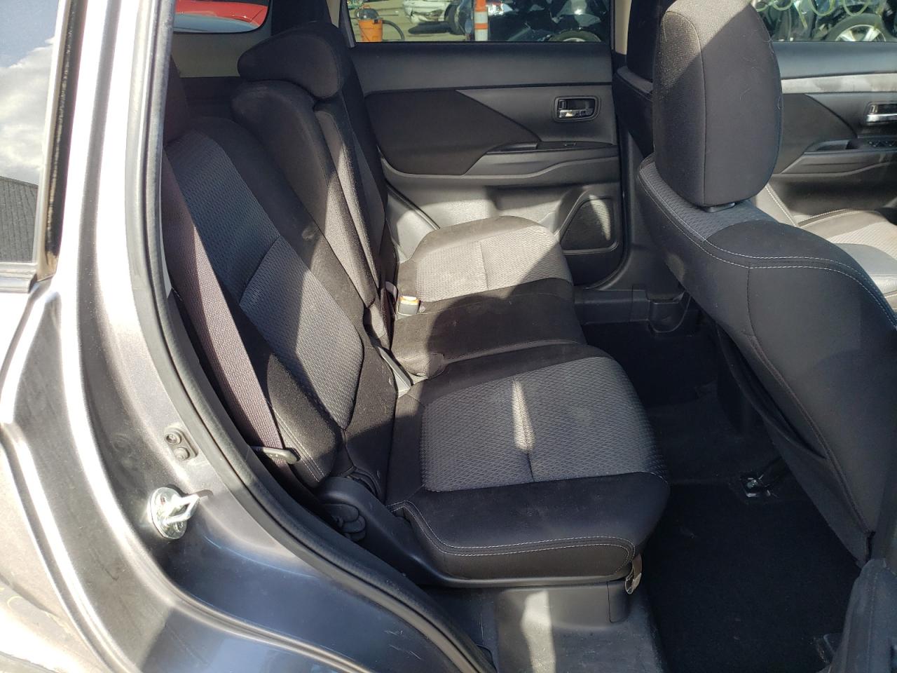Photo 6 from auction – 2018 MITSUBISHI OUTLANDER with VIN JA4AD2A34JJ002031