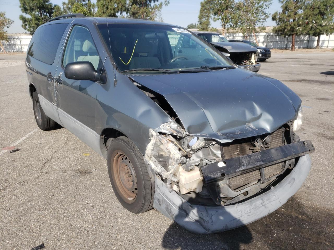 TOYOTA SIENNA LE/ 1998 with VIN 4T3ZF13C4WU028745 - Photo from auction