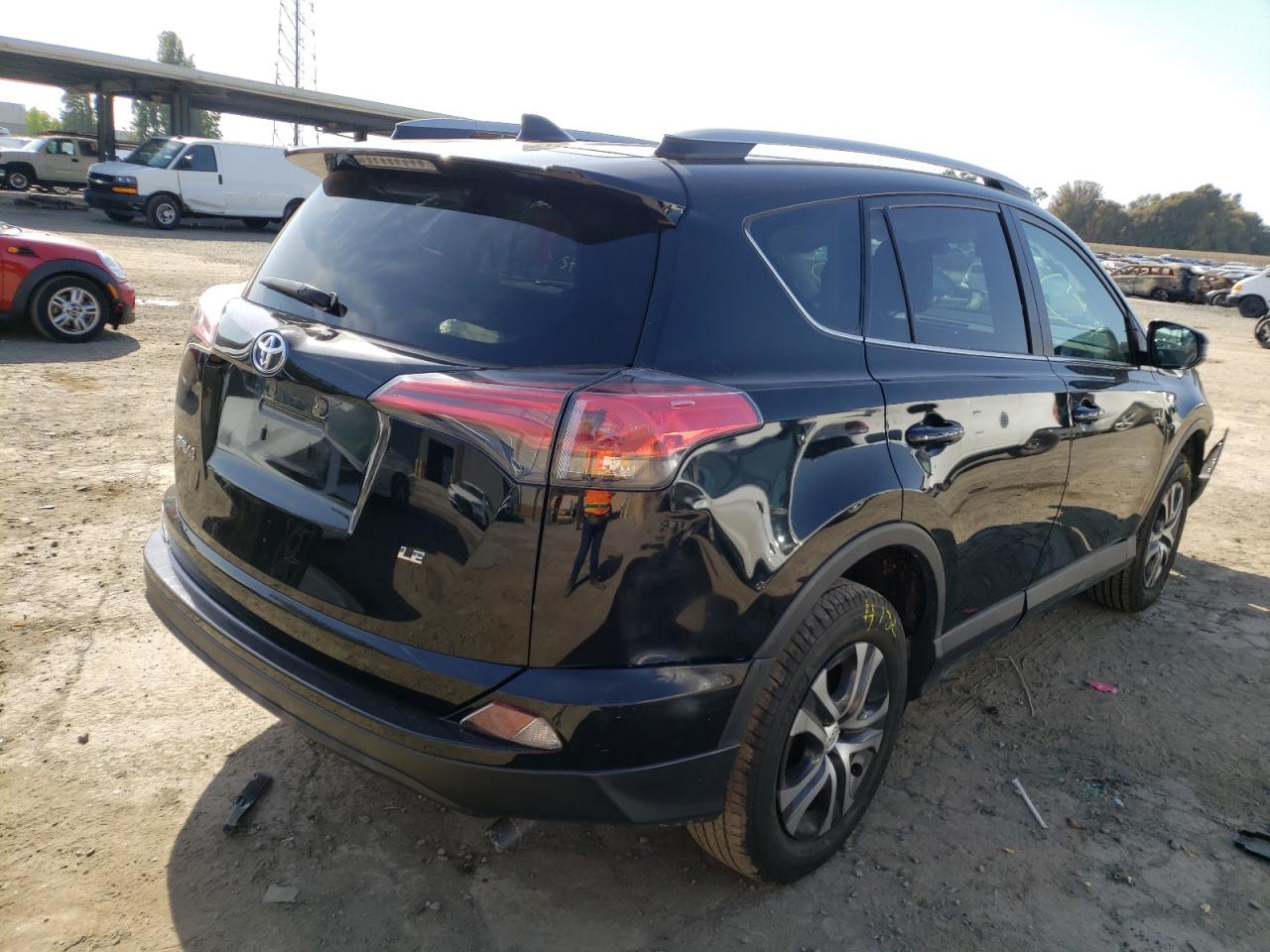 Photo 4 from auction – 2018 TOYOTA RAV4 LE with VIN 2T3ZFREV9JW519513