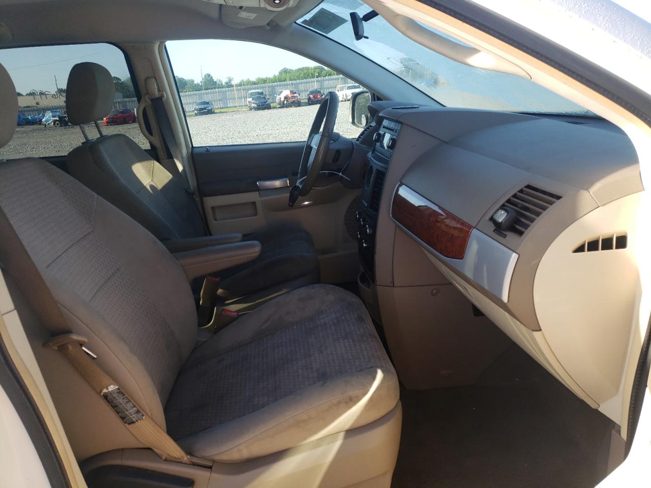 Photo 5 from auction – 2008 CHRYSLER TOWN & COU with VIN 2A8HR54PX8R768527
