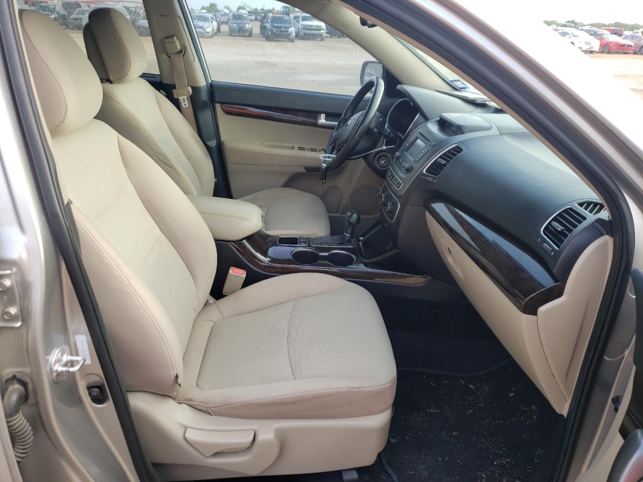 Photo 5 from auction – 2014 KIA SORENTO LX with VIN 5XYKT4A67EG448554