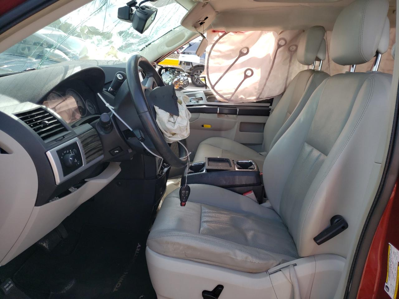 Photo 5 from auction – 2010 CHRYSLER TOWN & COU with VIN 2A4RR8D19AR320806