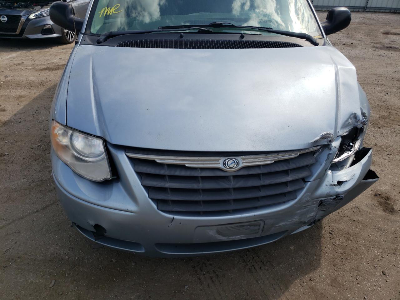 Photo 9 from auction – 2005 CHRYSLER TOWN & COU with VIN 2C4GP44R55R590798