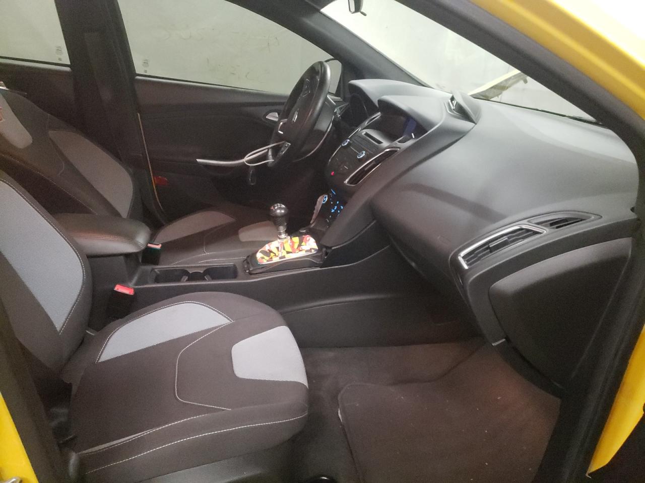 Photo 5 from auction – 2017 FORD FOCUS ST with VIN 1FADP3L96HL228951